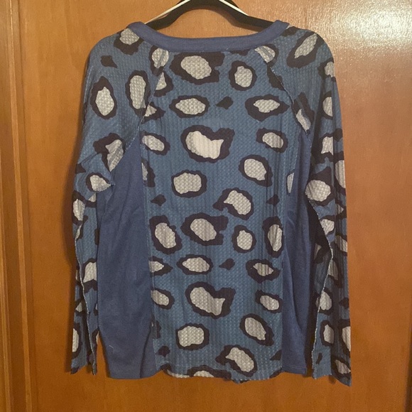 UMGEE NWT Dusty Blue&White Leopard Long Sleeve Button Front Top Large - Picture 5 of 12